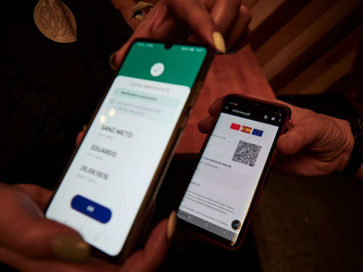 Una persona mostra el certificat COVID per accedir a un restaurant | EP 