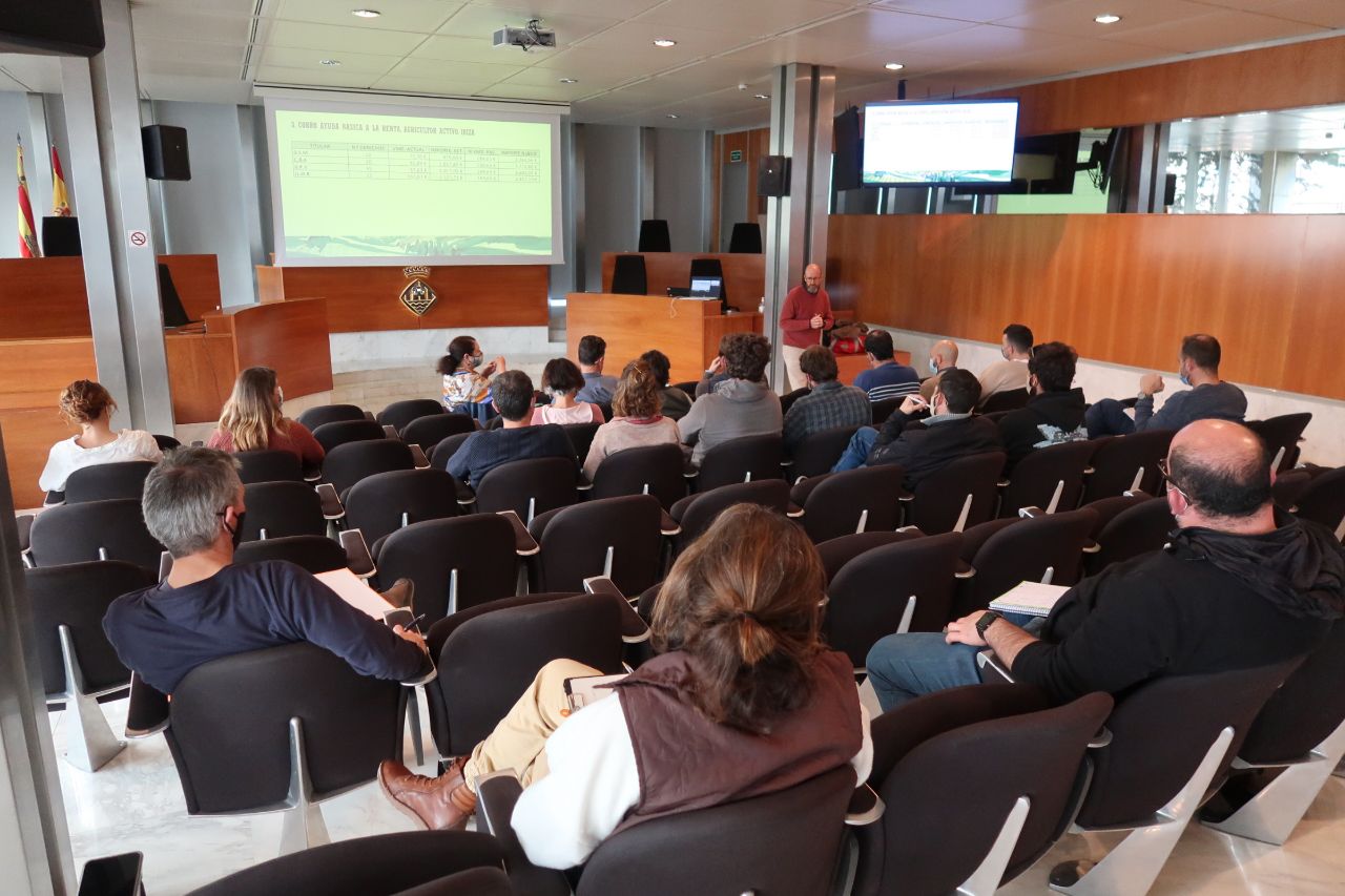 La Consellera d'Agricultura presenta la nova PAC pel sector primari de les Pitiüses | CAIB 