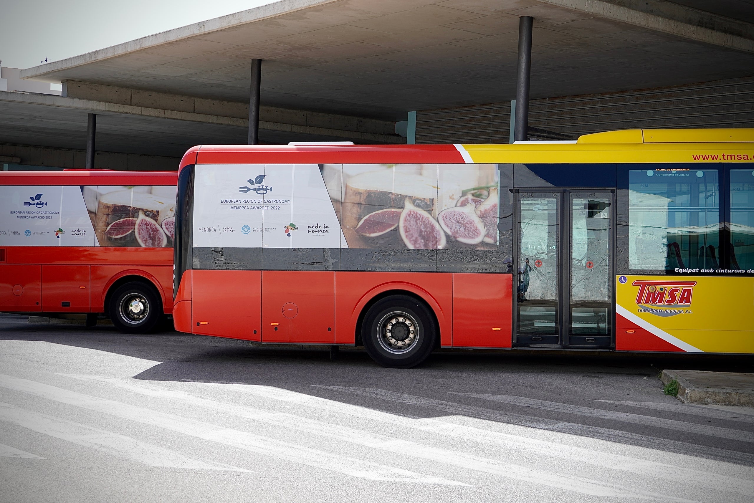 S'ha rotulat diversos autobusos amb imatgeria vinculada al mandat de la Regió de la Gastronomia | CIME 