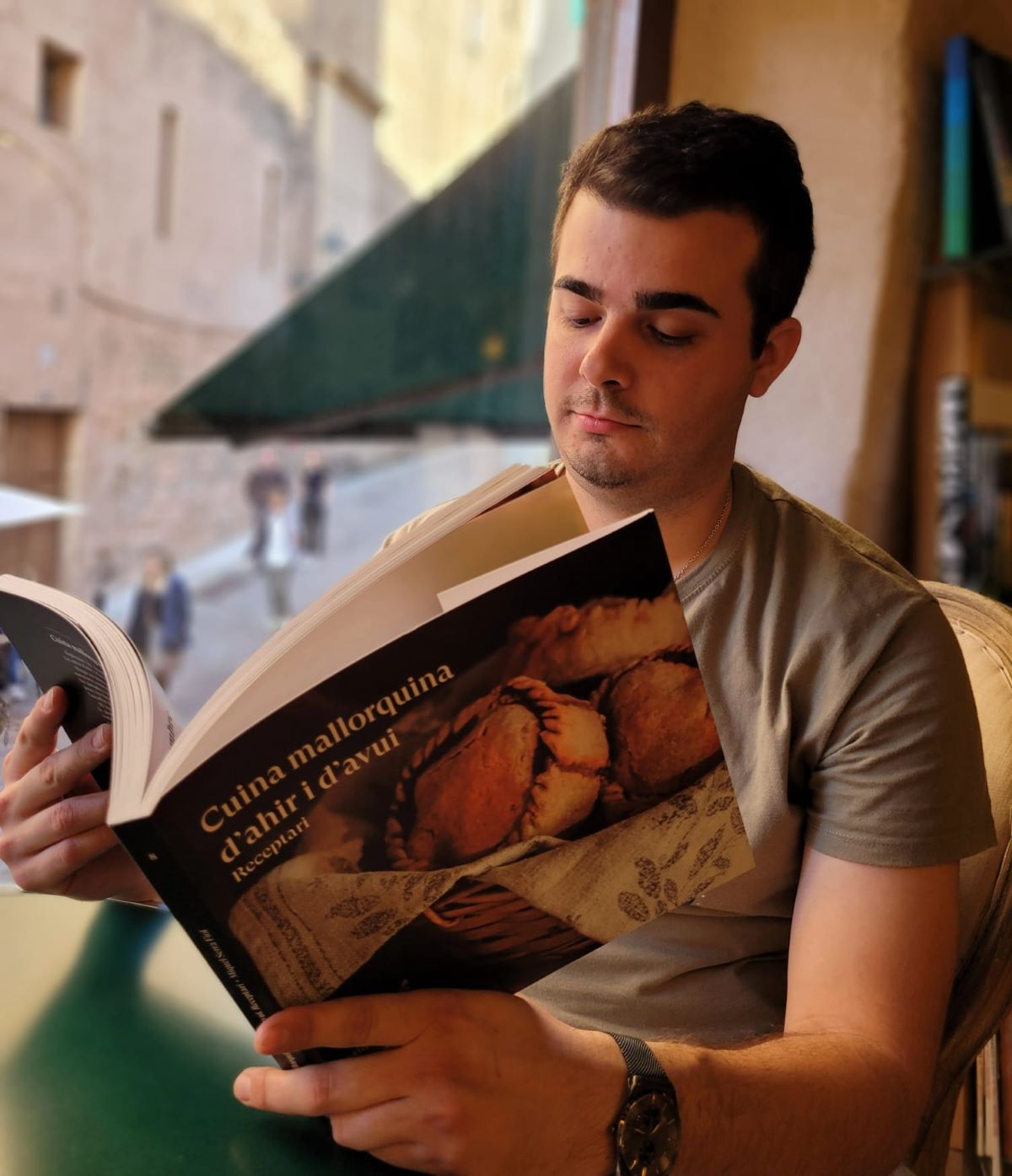 Miquel Serra posa passió en el seu quefer, tant a la cuina com a la feina de recopilació de les receptes d'aquest llibre/Cedida