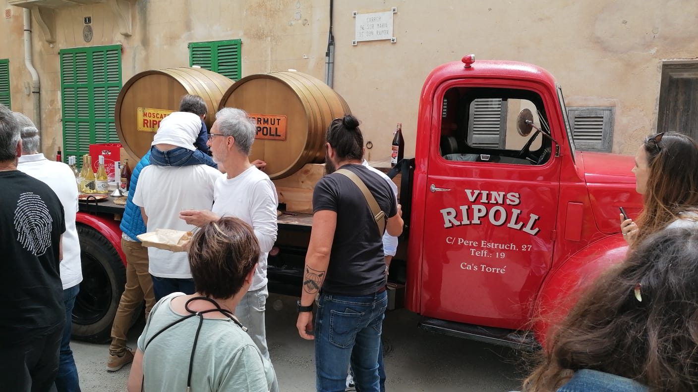 L'antic camió de Vins Ripoll, un dels atractius del carrer del vi de la Fira Costitx en Flor/Cedida