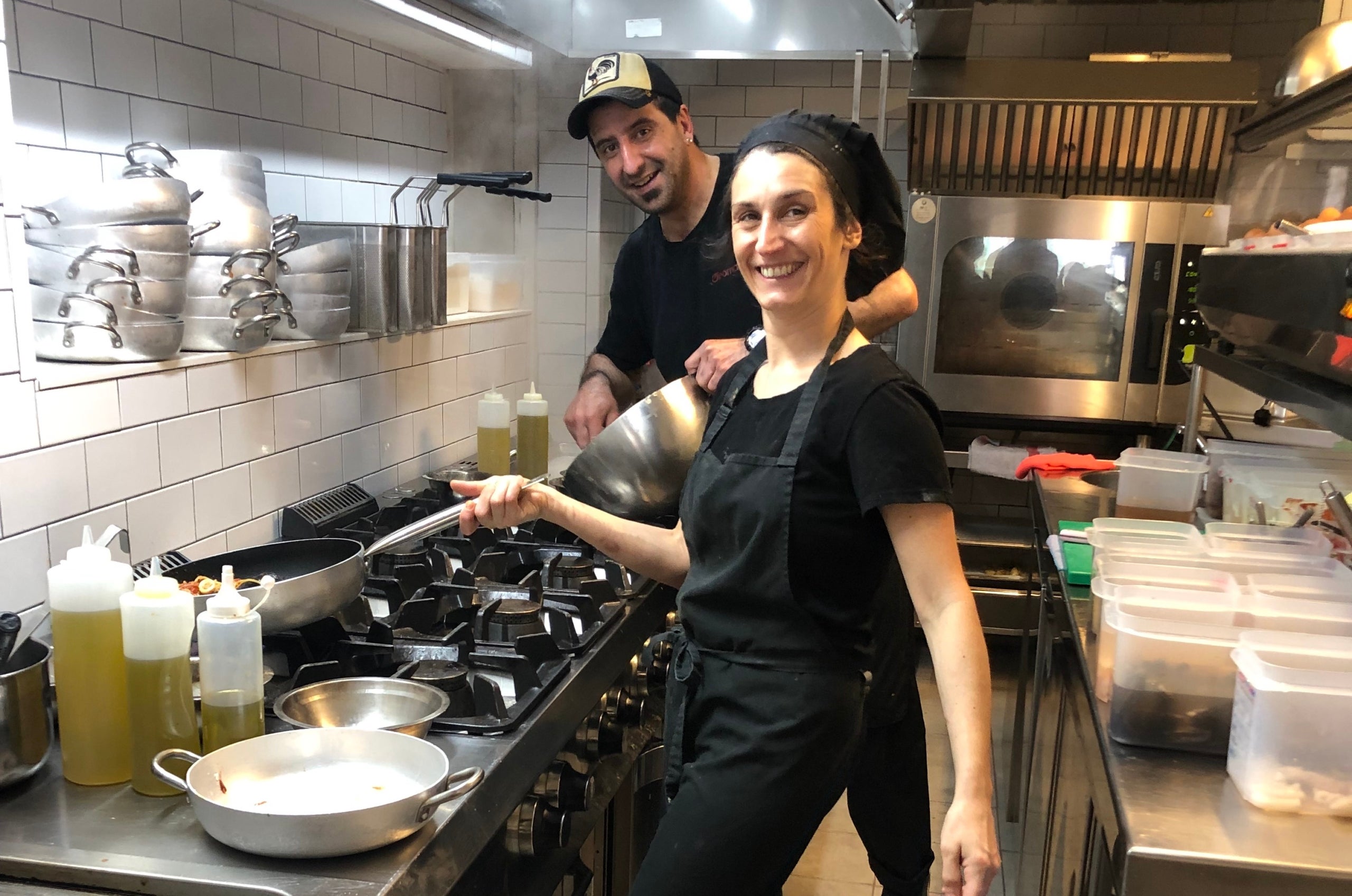 A la cuina, els socis del negoci s'encarreguen personalment de les elaboracions | Foto: Taula Parada