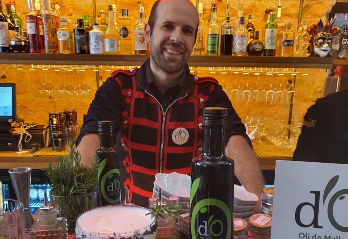 Fran Marcos va presentar el còctel en el qual l'oli d'oliva de Mallorca és element imprescindible/DO Oli de Mallorca