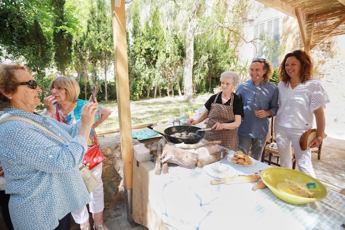 Les autoritats visitant un dels estands que han participat en guany a la fira de Son Servera | Foto: Consell de Mallorca