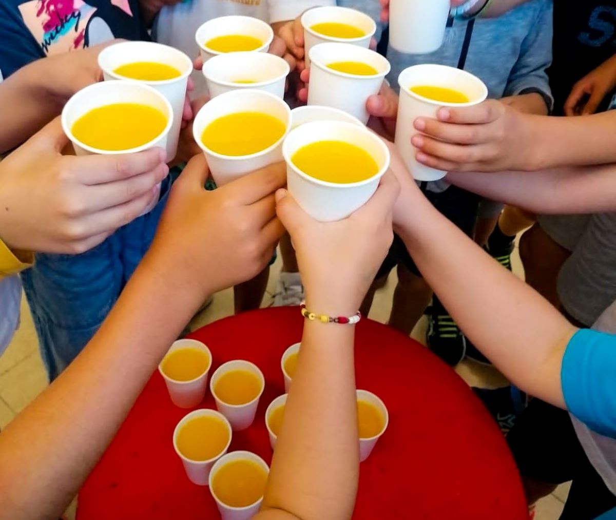 Els alumnes d'infantil i primària descobreixen els avantatges de sumar un suc de fruita al berenar/COOPAIB