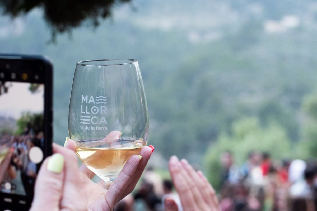 Vi de la Terra Mallorca convida a una nova edició del Raïm Wine Fest, aquesta vegada a Costitx per arrancar les festes de Nadal/VTM