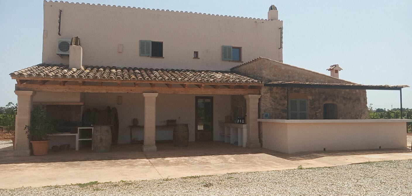 S'ha aprofitat l'antiga construcció, que ha quedat integrada en el celler/CB