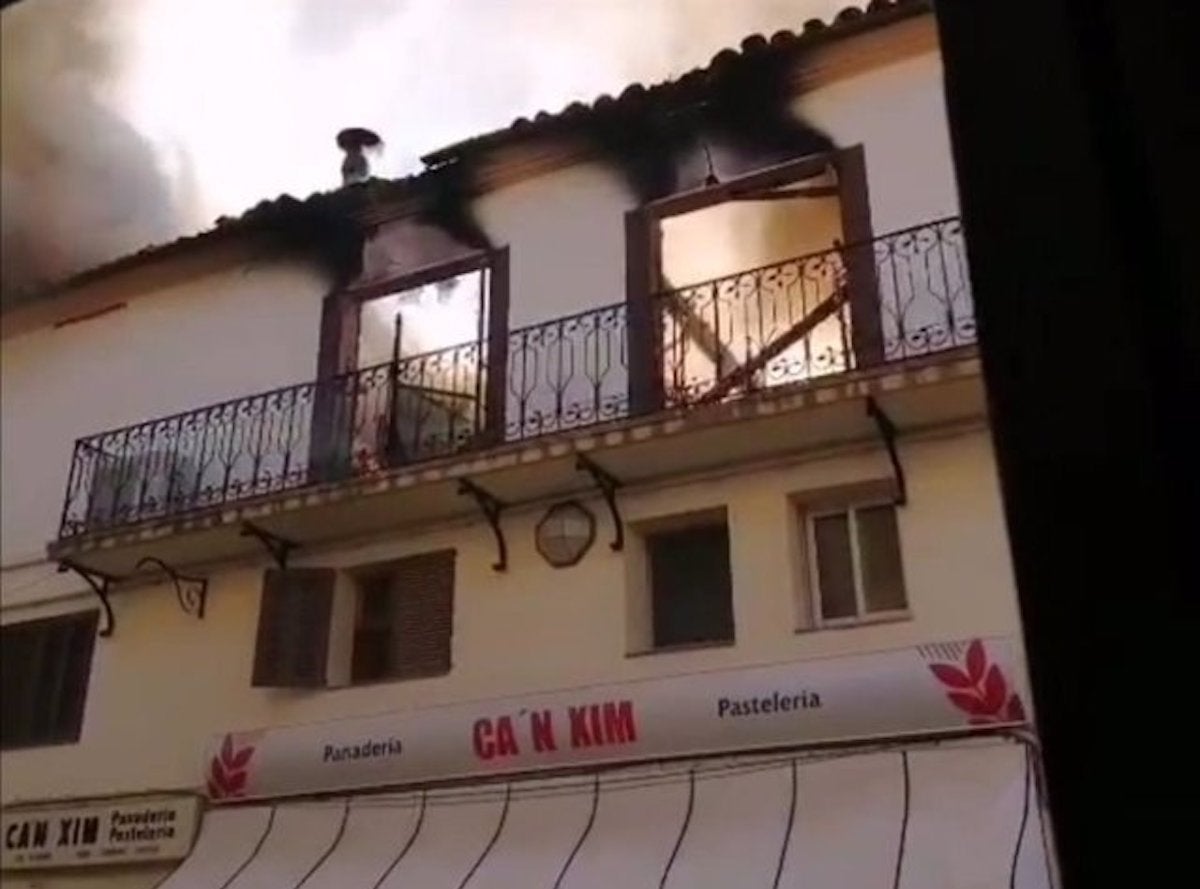 Les flames han afectat les plantes superiors de l'edifici | Foto: Policia Local de Pollença 