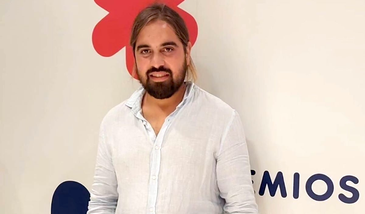 Toni Seguí mostra la distinció que reconeix l’esforç de joves com ell que mantenen un compromís en diferents àmbits de la societat | Foto: cedida