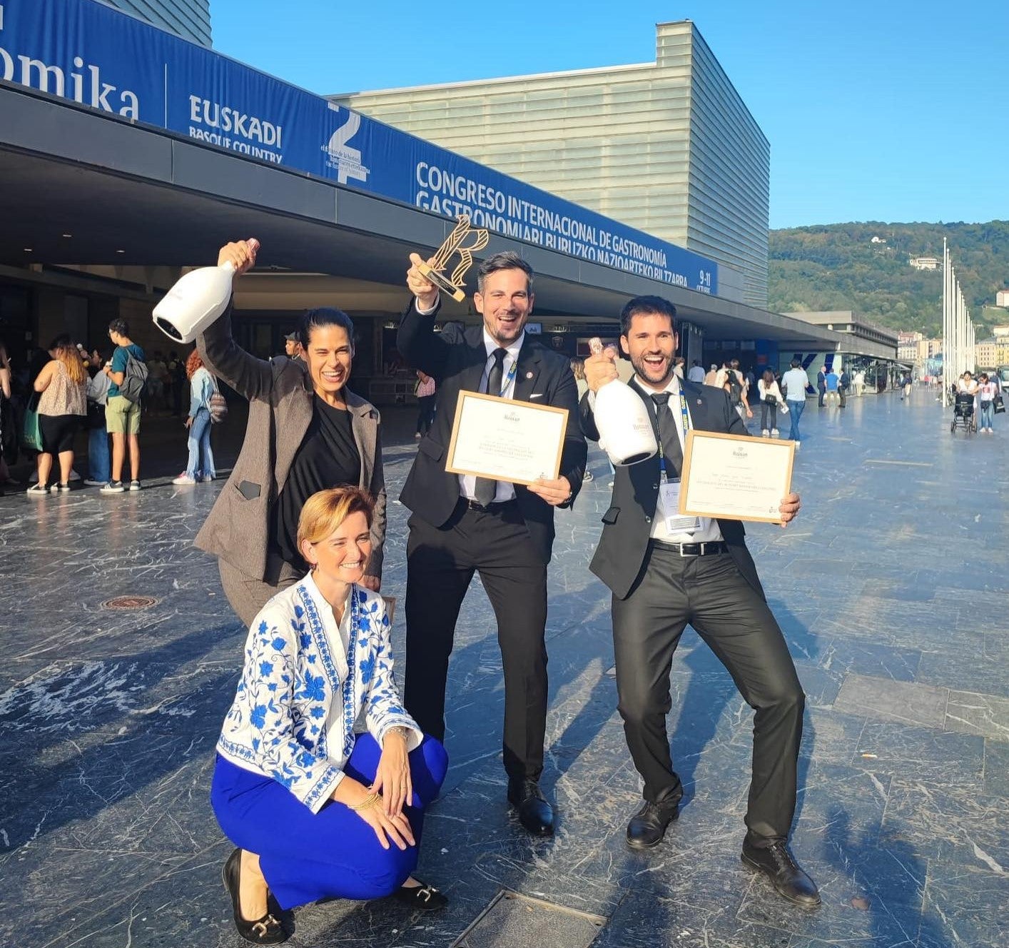 Els tres guardonats a la porta de Sant Sebastián Gastronòmika. Josep Juhé, a la dreta de la imatge/Cedida