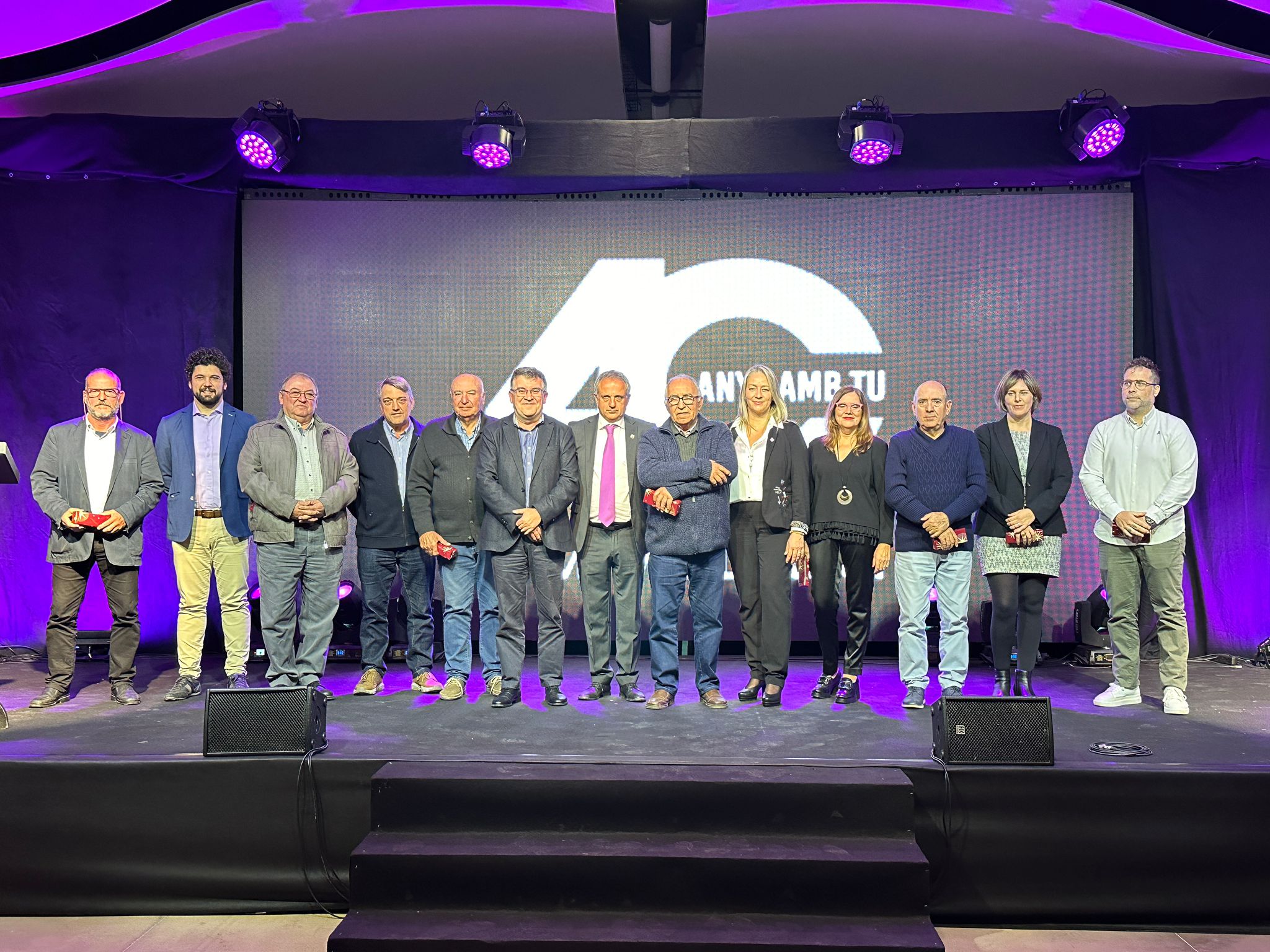 La foto de l'aniversari amb el president de Camp Mallorquí, Miquel Gual, al mig/CAMP MALLORQUÍ