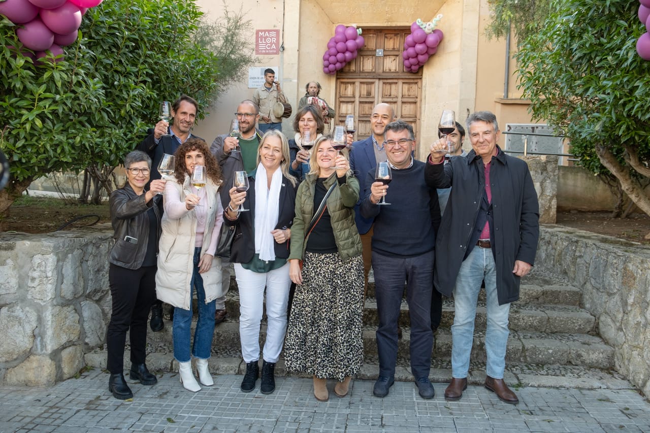 L'equip de Vi de la Terra Mallorca brinda per la nova seu amb les autoritats que assistiren a la inauguració/VTM