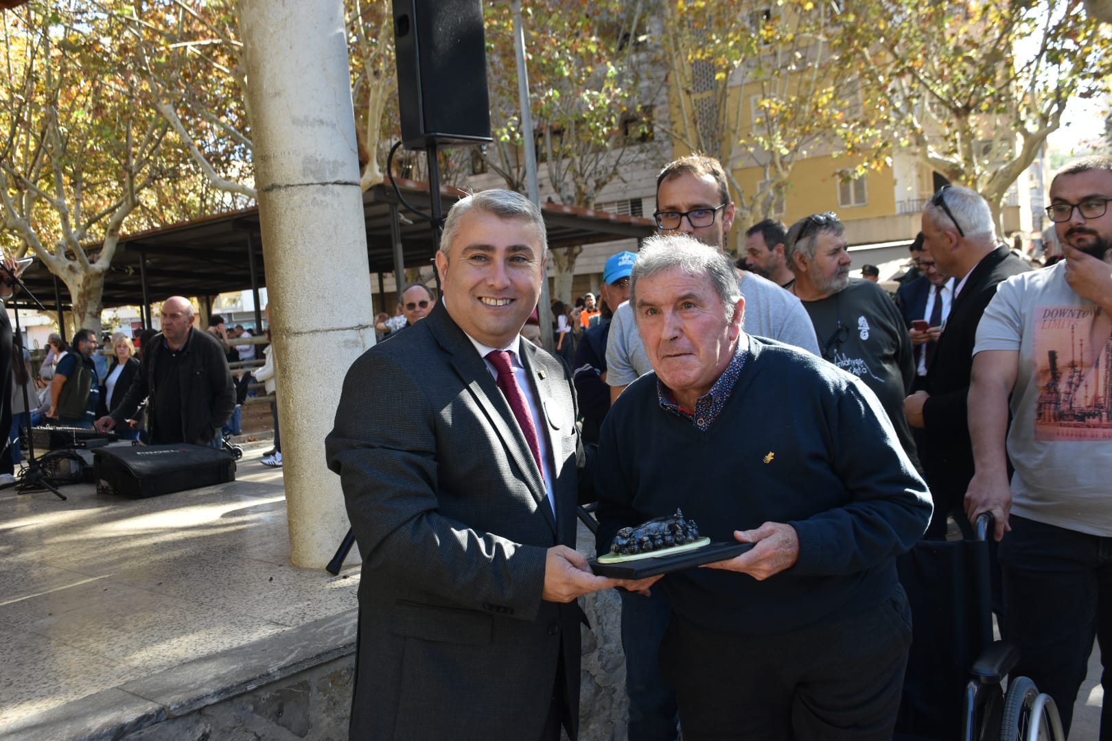 Tomeu Torres rep el guardó de mans del batle d'Inca Virgiliio Moreno, per tota una vida dedicada al Porc Negre Mallorquí/Cedida