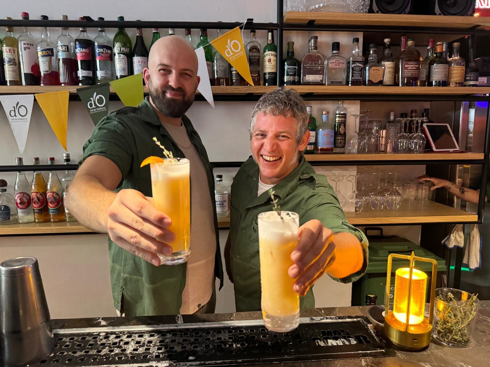 Calum i Charles són els creadors del còctel d'aquest estiu/DO Oli de Mallorca