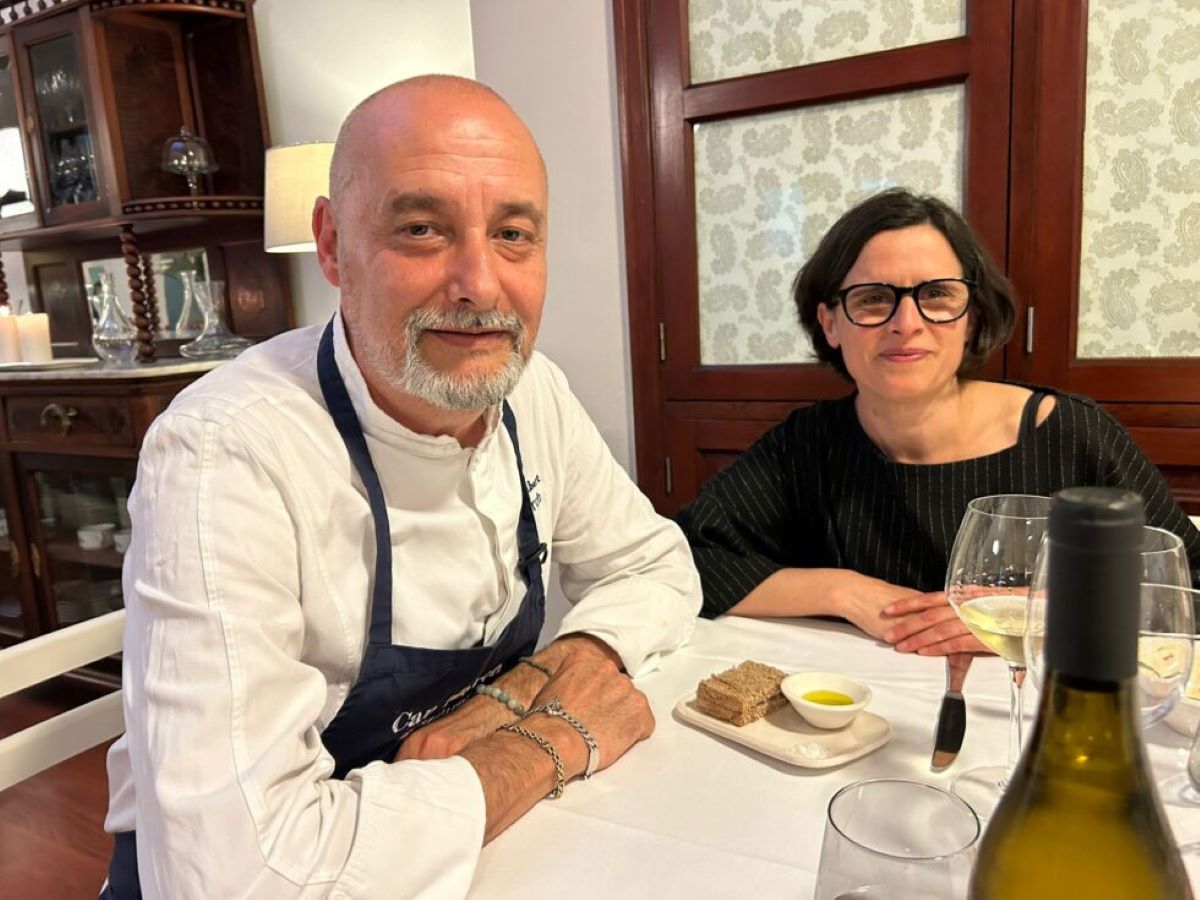 El xef Miquel Gelabert, del restaurant Can March, i Mireia Oliver, de Can Majoral responsables de l'elaboració del menú del maridatge/DO Pla i Llevant