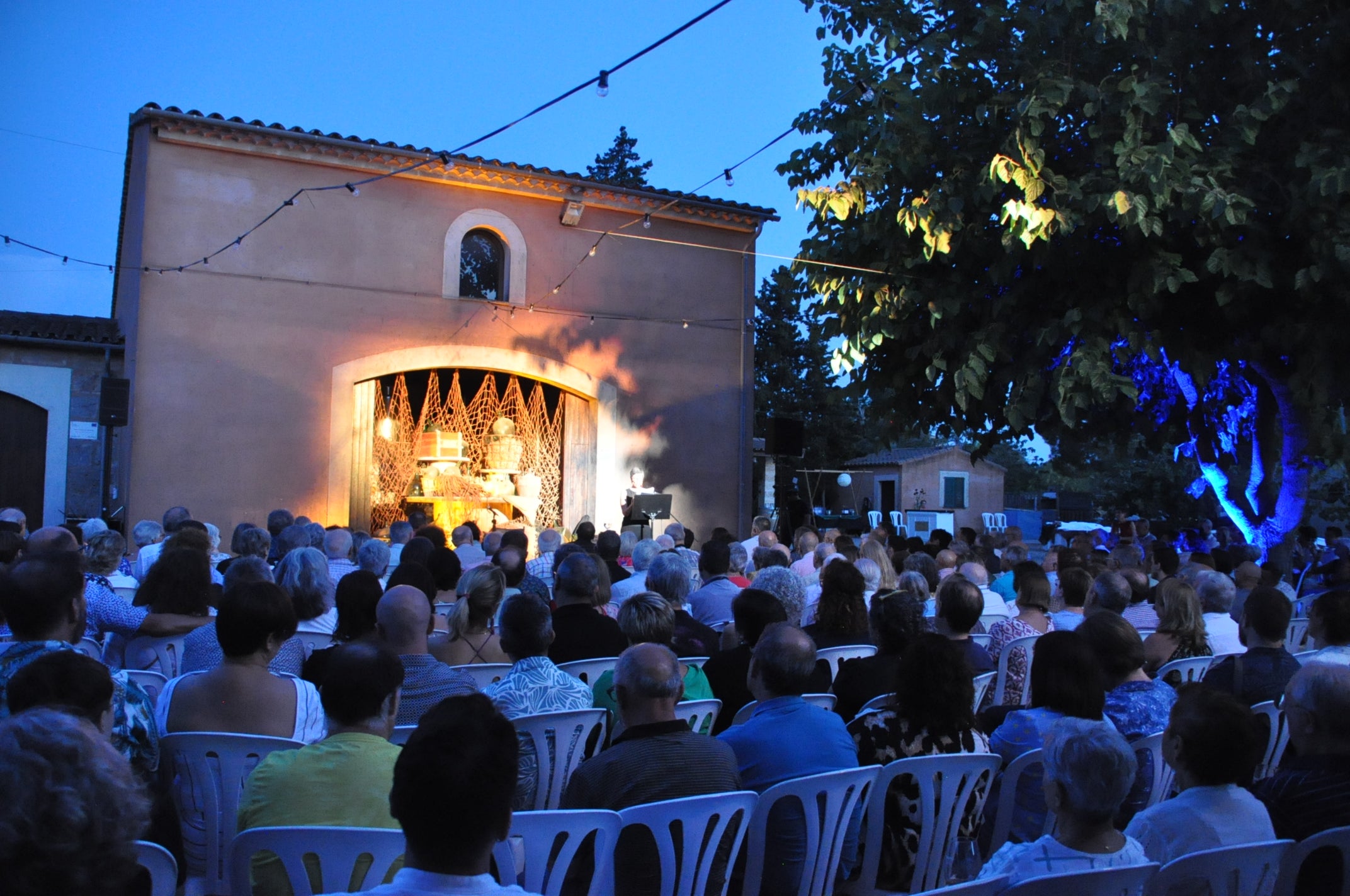El pati del celler va registrar un ple absolut en aquesta 27ena edició de la Festa del Vi a la fresca de Can Majoral/Can Majoral