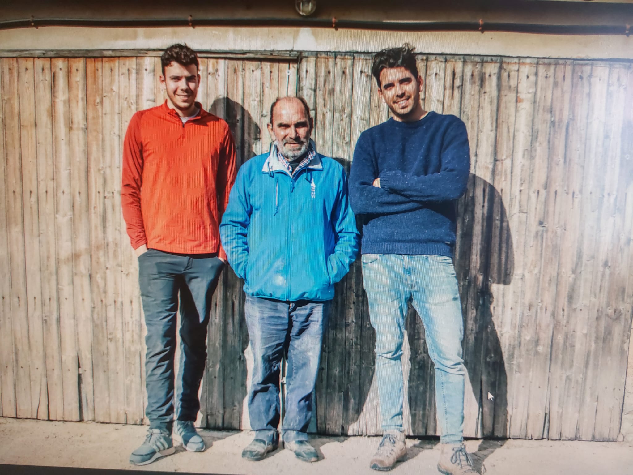 Andreu Suñer amb els seus fills  Guillem i Andreu que han pres el relleu al capdavant del celler/Cedida