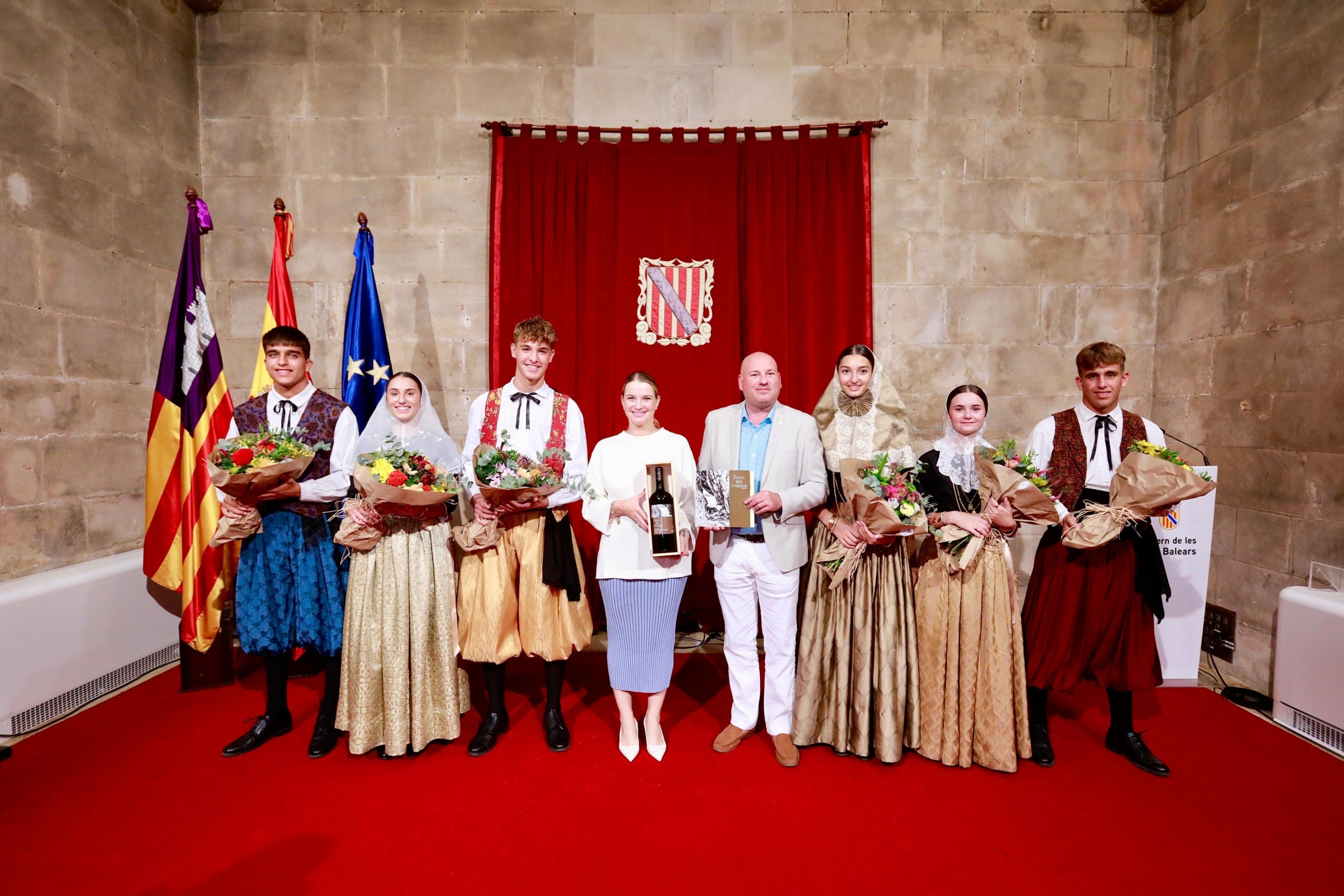 La presidenta del Govern, Margalida Prohens, ha rebut al Consolat de Mar la comitiva de la LVIII Festa des Vermar, integrada pel batle de Binissalem, Joan Víctor Martí, acompanyat dels regidors, així com les vermadores i els vermadors d’enguany/CAIB