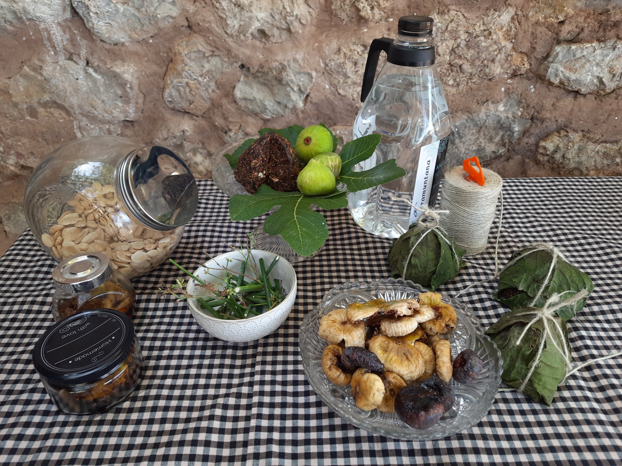 Les figues seques dins el plat i el pa de figa, dues elaboracions a l'antiga per conservar la fruita tot l'any/Es Seregalls