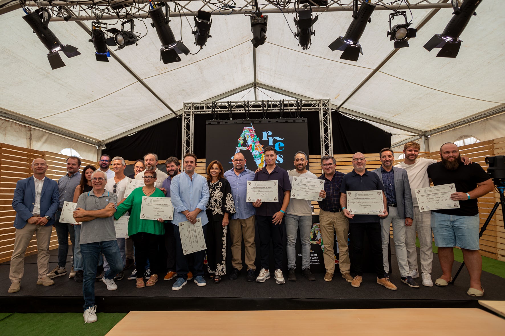 Tots els guardonats en una foto de família | Foto: Fira Arrels 