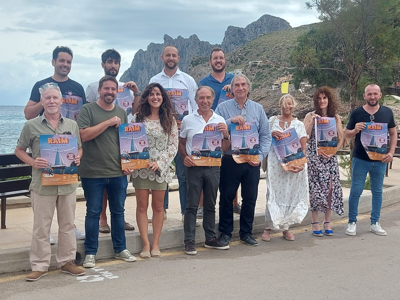 Representants de l'organització IGP Vi de la Terra Mallorca, Ajuntament de Pollença i cellers col·laboradors i altres entitats participants a la presentació del Raïm Wine Fest de Cala Sant Vicenç/VTM
