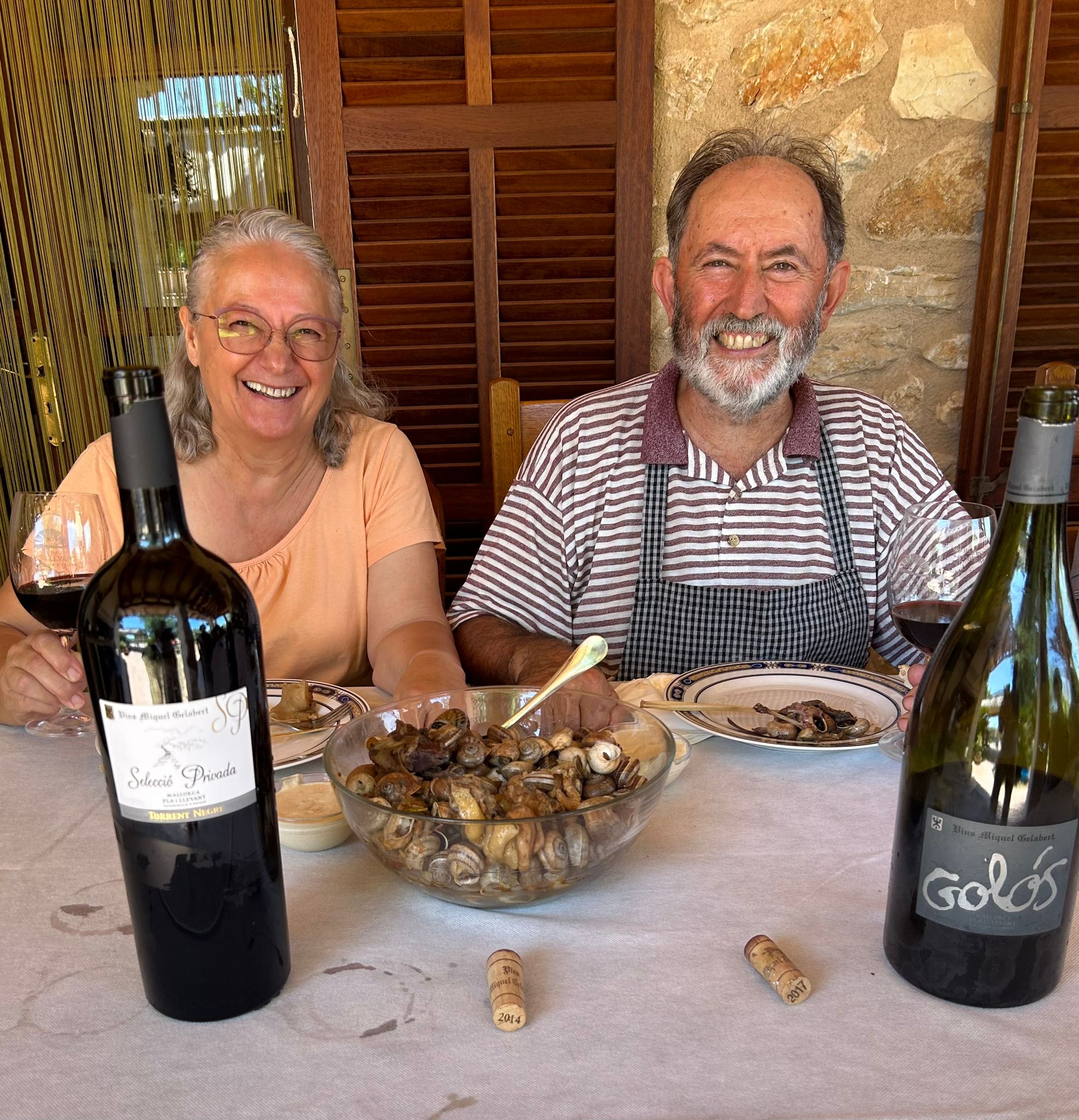 Maria Miquel i Miquel Gelabert, amb els caragols i alguns dels vins servits a l'àpat/T.B