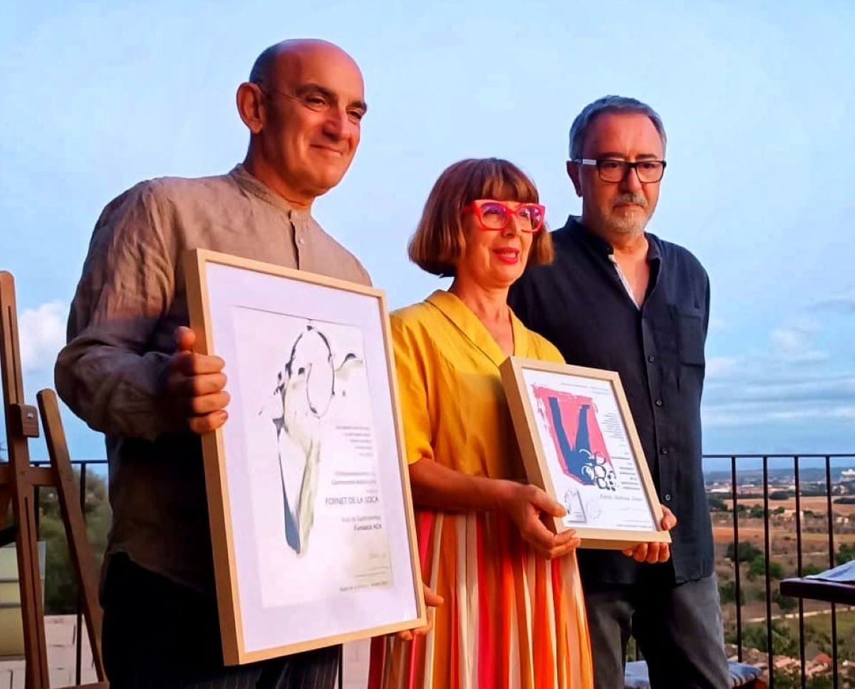 Tomeu Arbona i Mª José Orero propietaris d'El Fornet de la Soca, i Jaume Reinés, coordinador de la Fundació/ACA