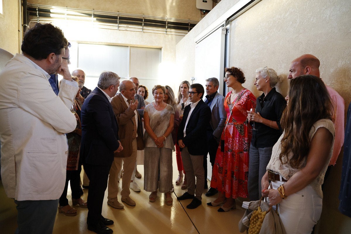 Medrano ha sabut trasmetre la seva passió des del laboratori de la UIB al personal que duu el celler/Bodega Nacra