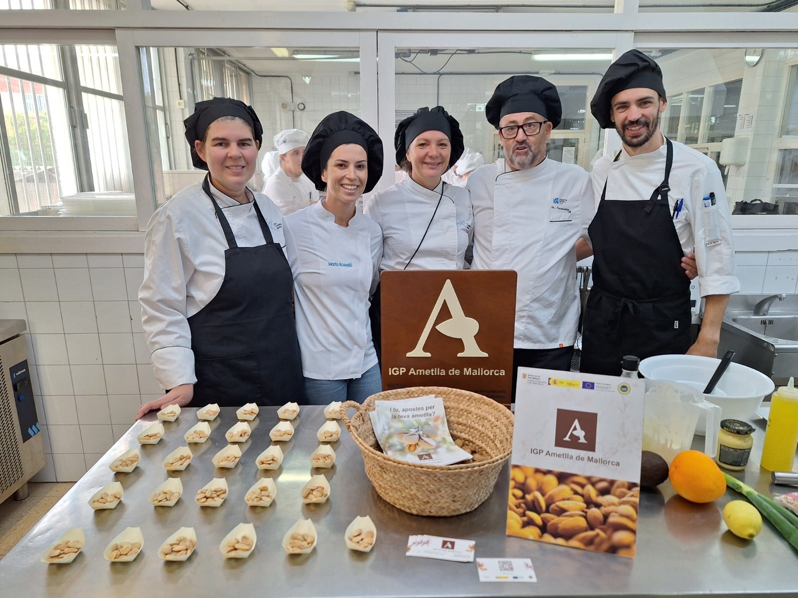 L'ametlla de Mallorca IGP es promociona entre els alumnes de l'IES Juníper Serra/IGP Ametlla de Mallorca