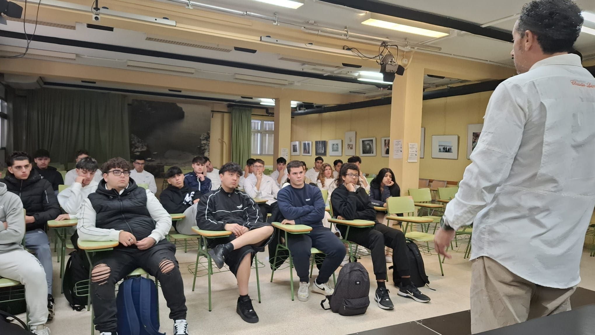El xef Claudio Lemos explica als alumnes de FP de Cuina els avantatges del producte local/Cooperatives Agroalimentàries