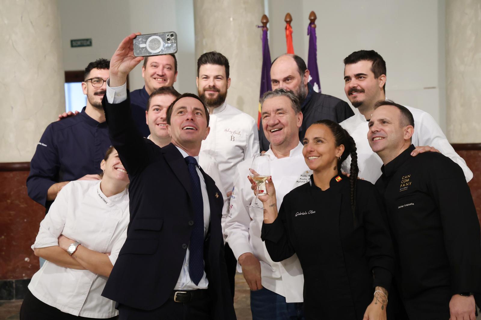 Patrocinadors i participants es fan una foto el dia de la presentació al Consell de Mallorca/CIM