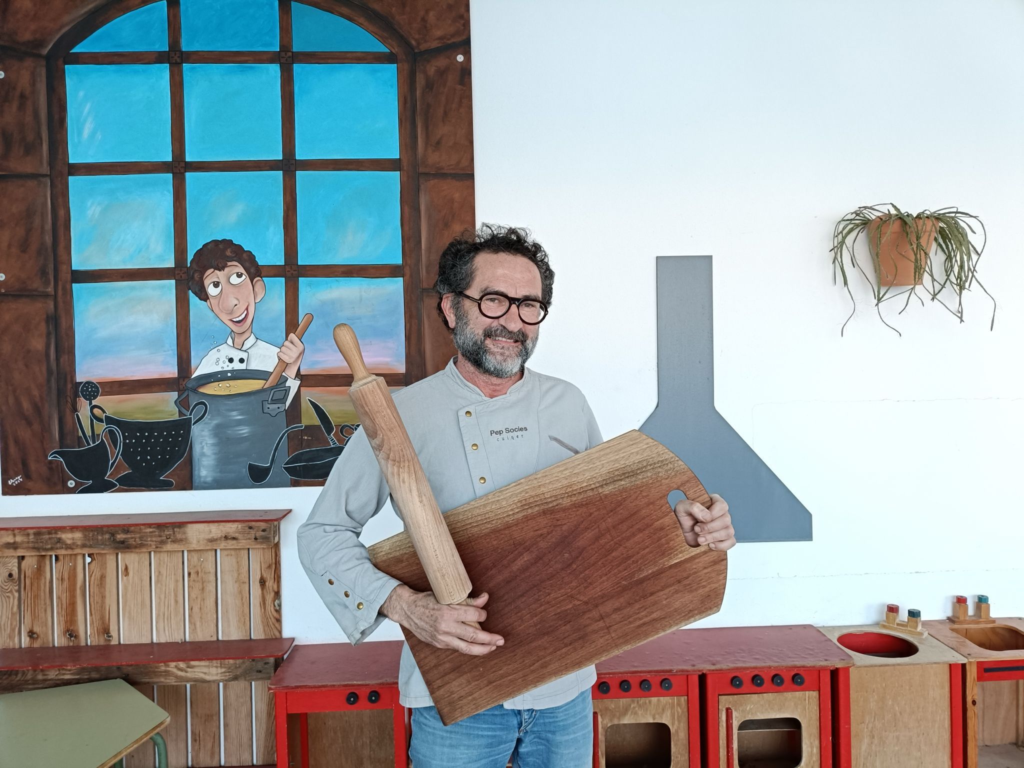 Pep Socies amb l'aprimador i la post que fa servir per fer les seves espinagades/Tonina Crespí