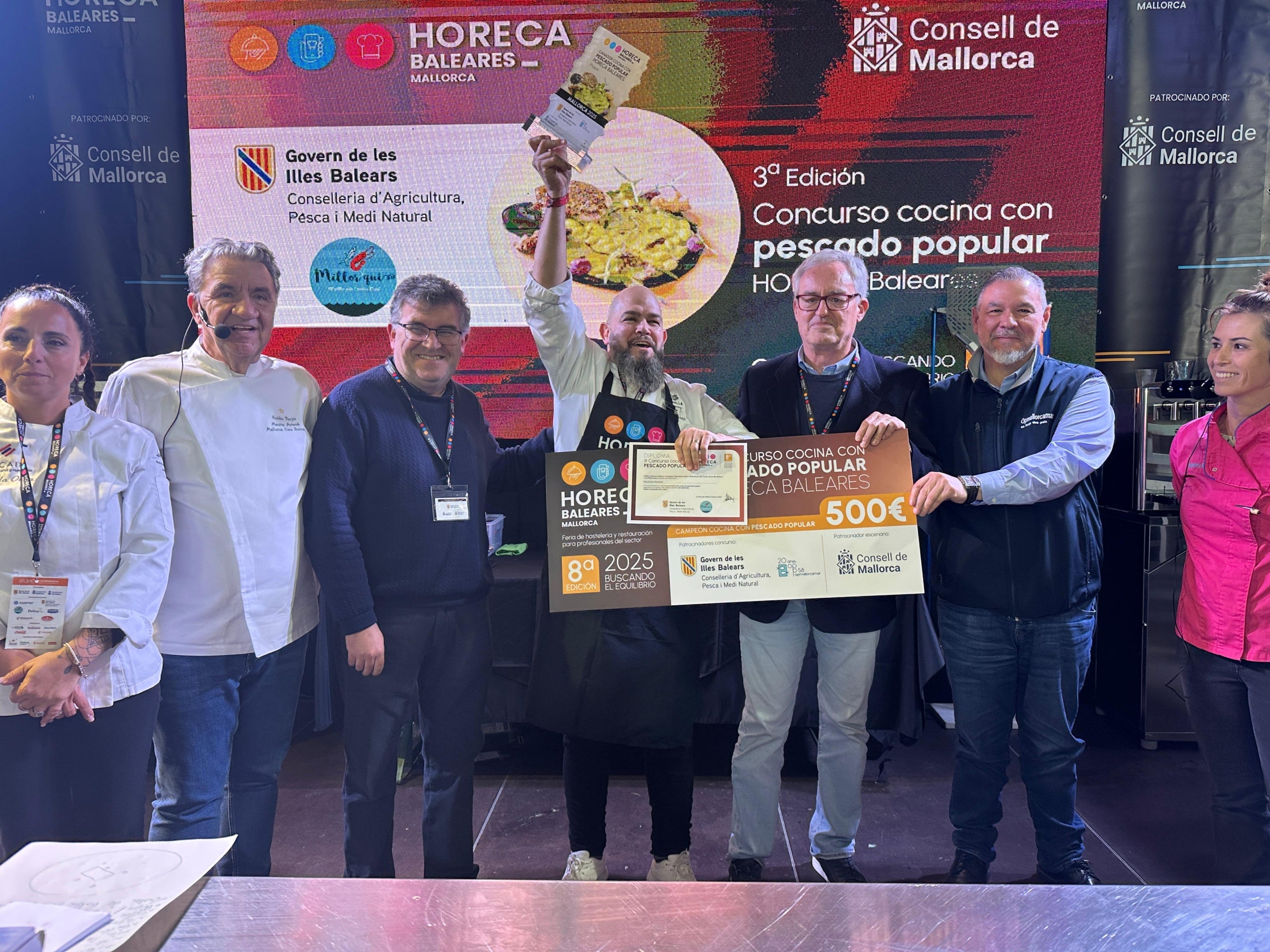Erazo s'alça amb el premi gros d'aquesta edició del concurs de Cuina amb Peix Popular. A la imatge amb els patrocinadors/CAIB