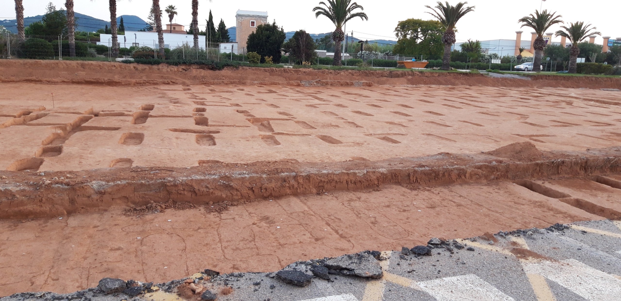 La urbanització de moltes terres antigament destinades a l'agricultura ha deixat a la vista aquesta solució utilitzada pels pagesos des d'avior per aprofitar les terres primes/Vicent Forteza 