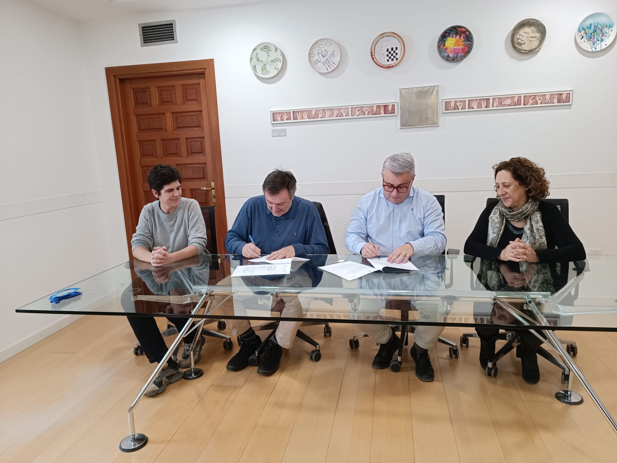 Salvador Cot i Virgilio Moreno han escenificat la firma de l'acord de col·laboració a la seu de l'Ajuntamernt d'Inca/BV