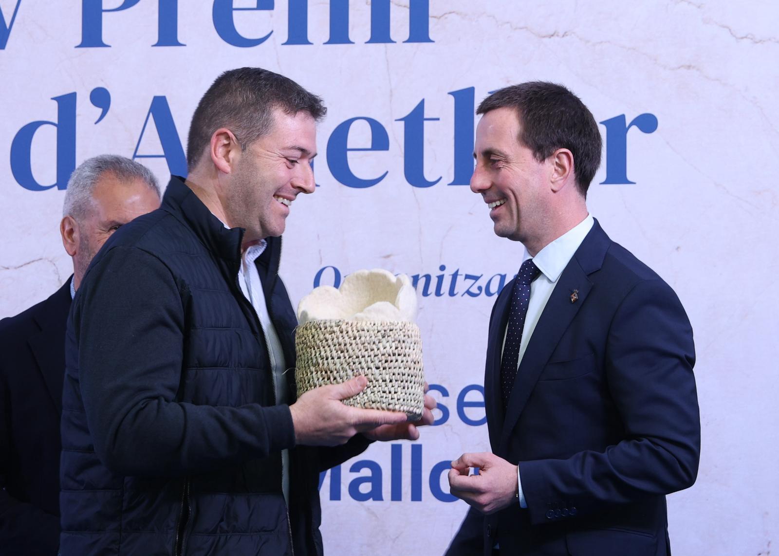 Pep Trias rep la Flor d'Ametler de mans del president del Consell de Mallorca, Llorenç Galmés/CIM