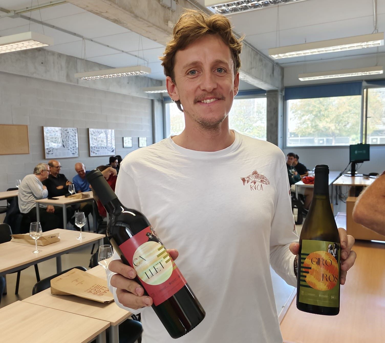 Biel Oliver amb dues mostres de varietals que formaren part del tast/VTM