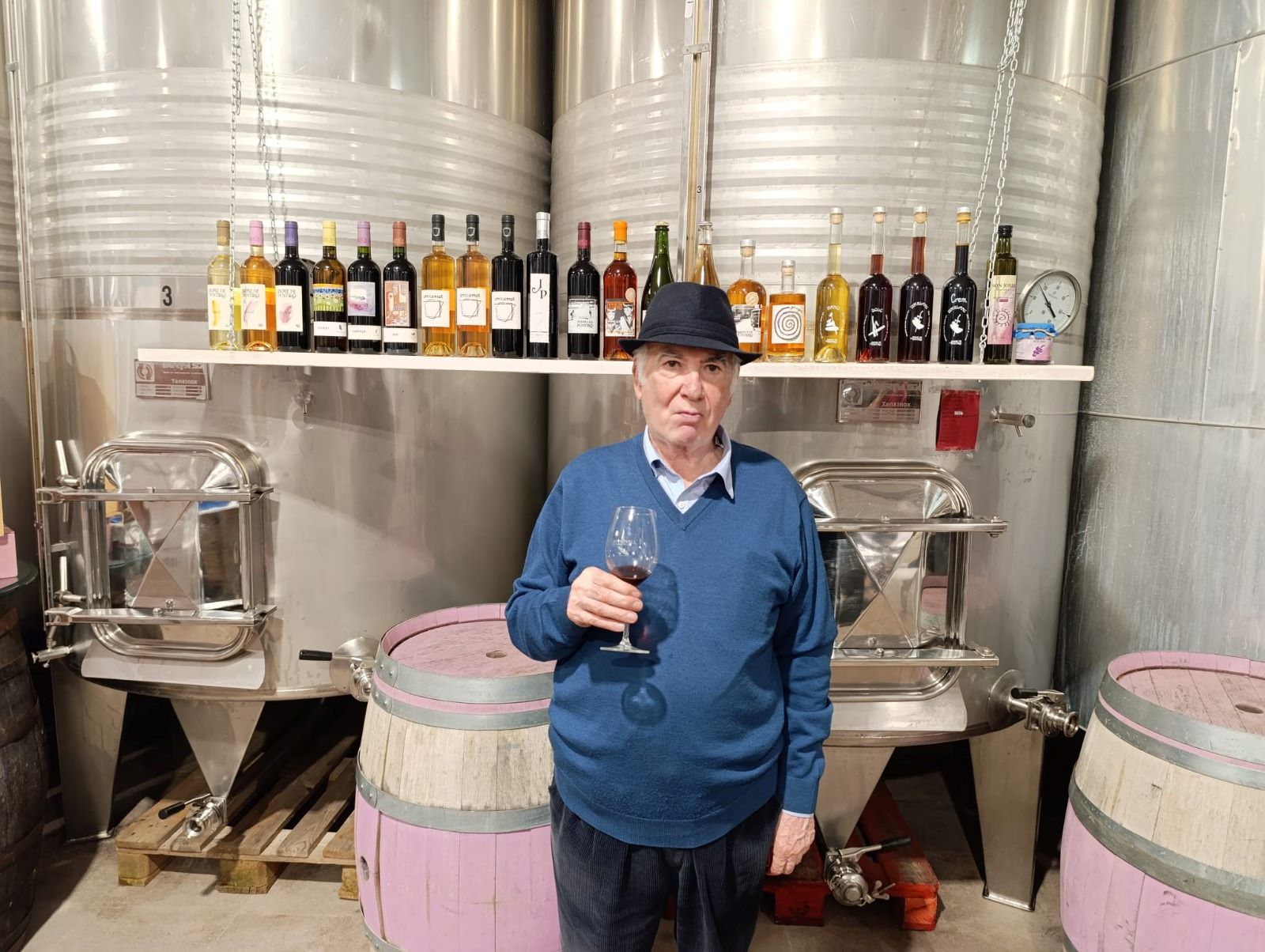 El professor Juan Piqueras, va tastar els vins del celler Jaume de Puntiró, on va fer una dissertació sobre la geografia del vi/Cedida