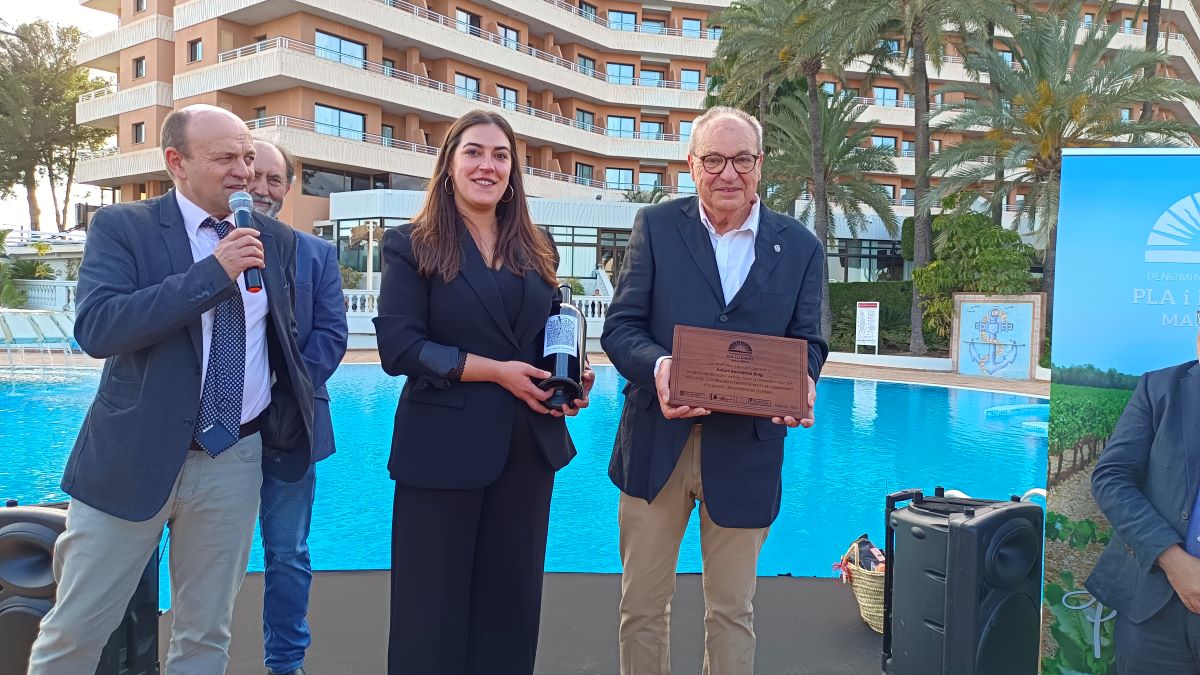 La presidenta de la DO Pla i Llevant va lliurar una placa i un obsequi a Toni Bennàssar en reconeixement de la seva dedicació durant dues dècades/Biel Modino