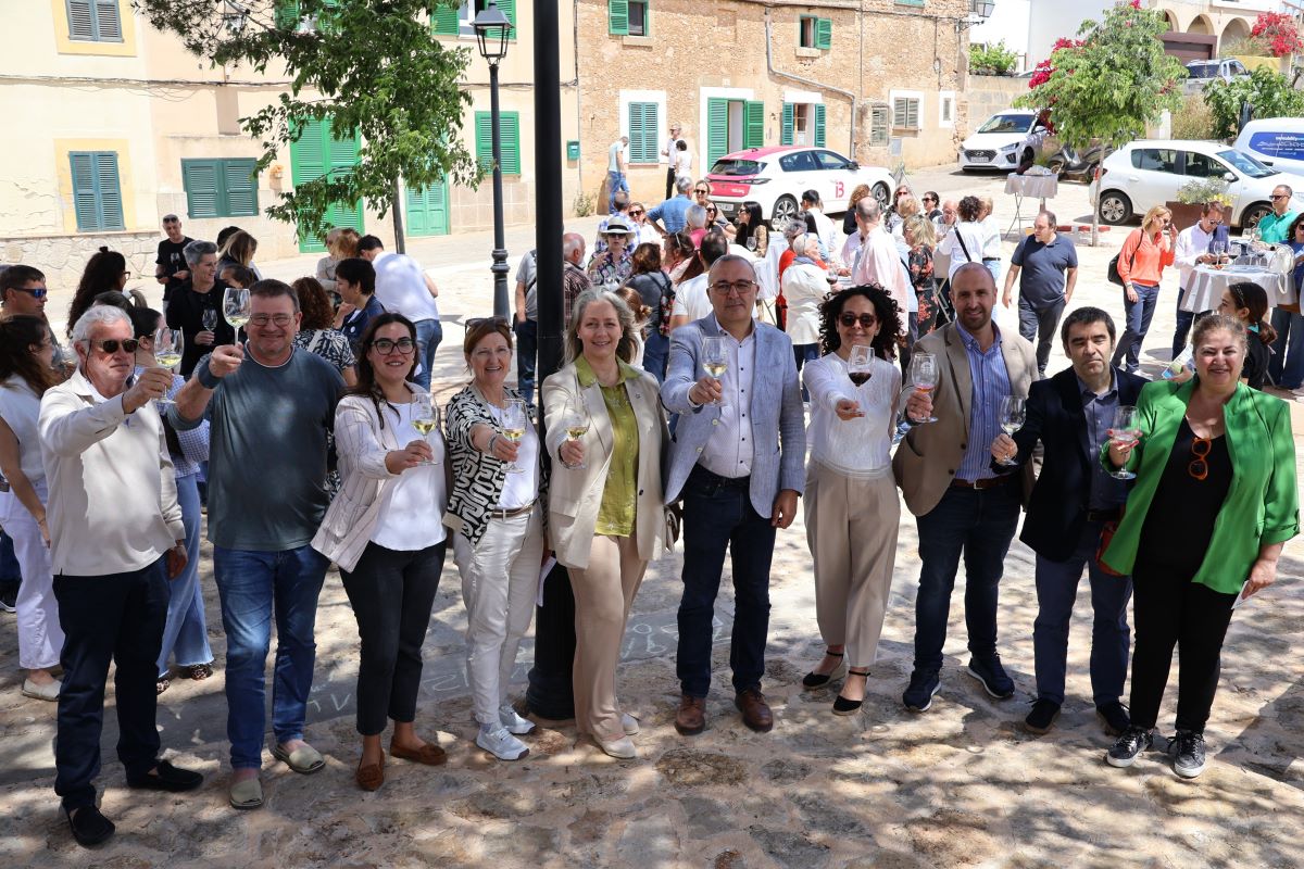 Representants de la DO Binissalem i de la DO Pla i Llevant, juntament amb les entitats col·laboradores en el moment del brindis/Cedida