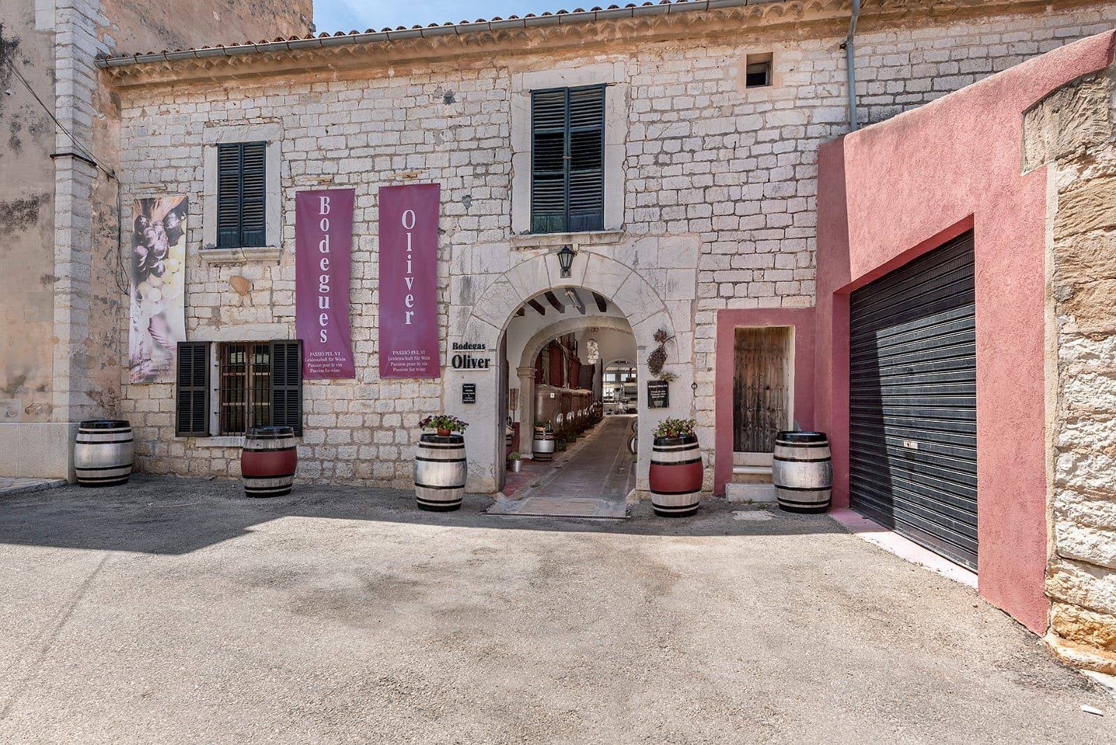 Situat en aquest edifici emblemàtic al bell mig del poble, Bodegues Oliver ha format part de la història de Binissalem els darrers cent anys/Cedida