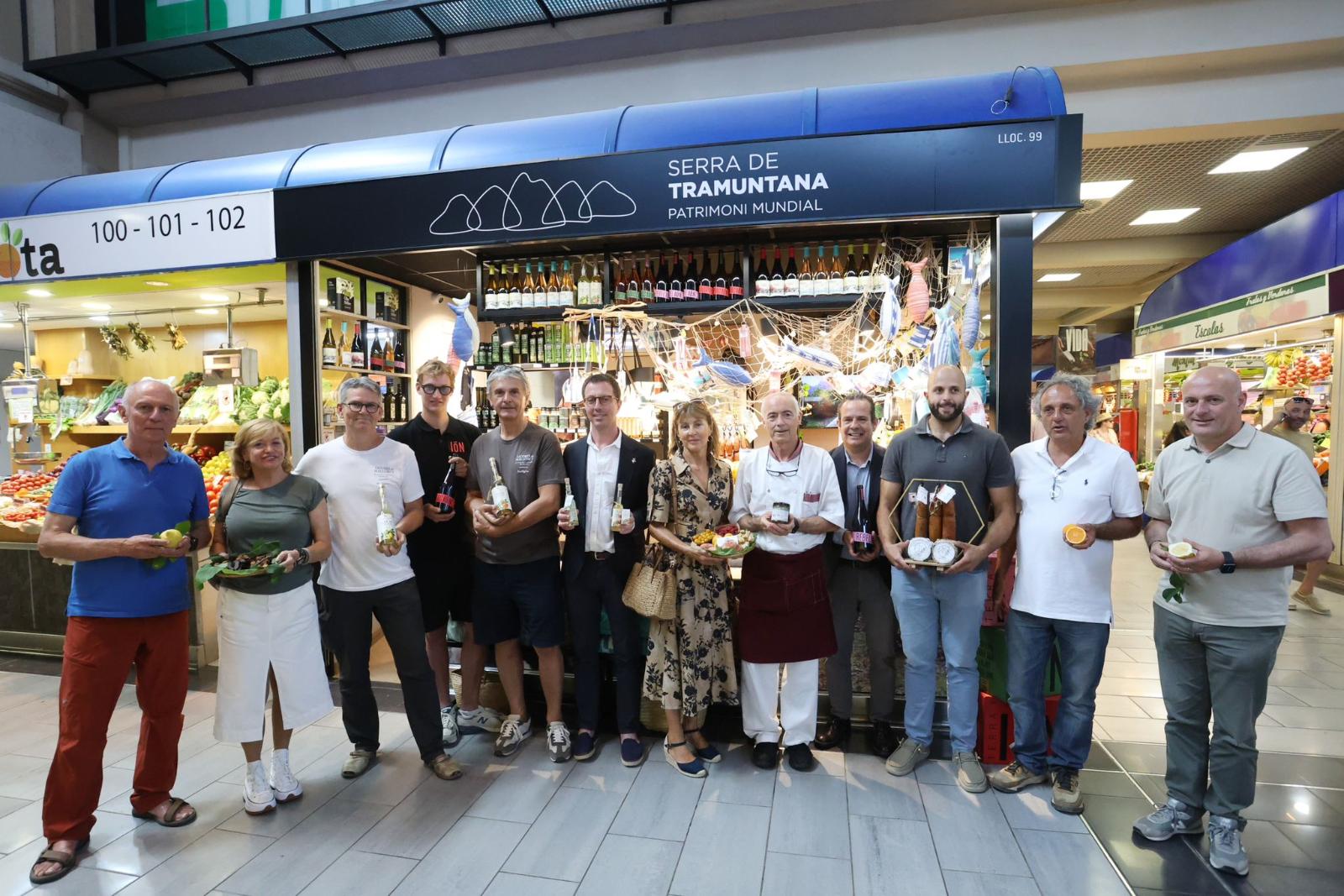 El president del Consell de Mallorca, Llorenç Galmés, el conseller de Presidència, Antoni Fuster, el director insular de Serra de Tramuntana, Antoni Solivellas, el president de la Cooperativa de Sóller, Miquel Gual i el director gerent de la serra de Tramuntana, Lluís Vallcaneras/CIM