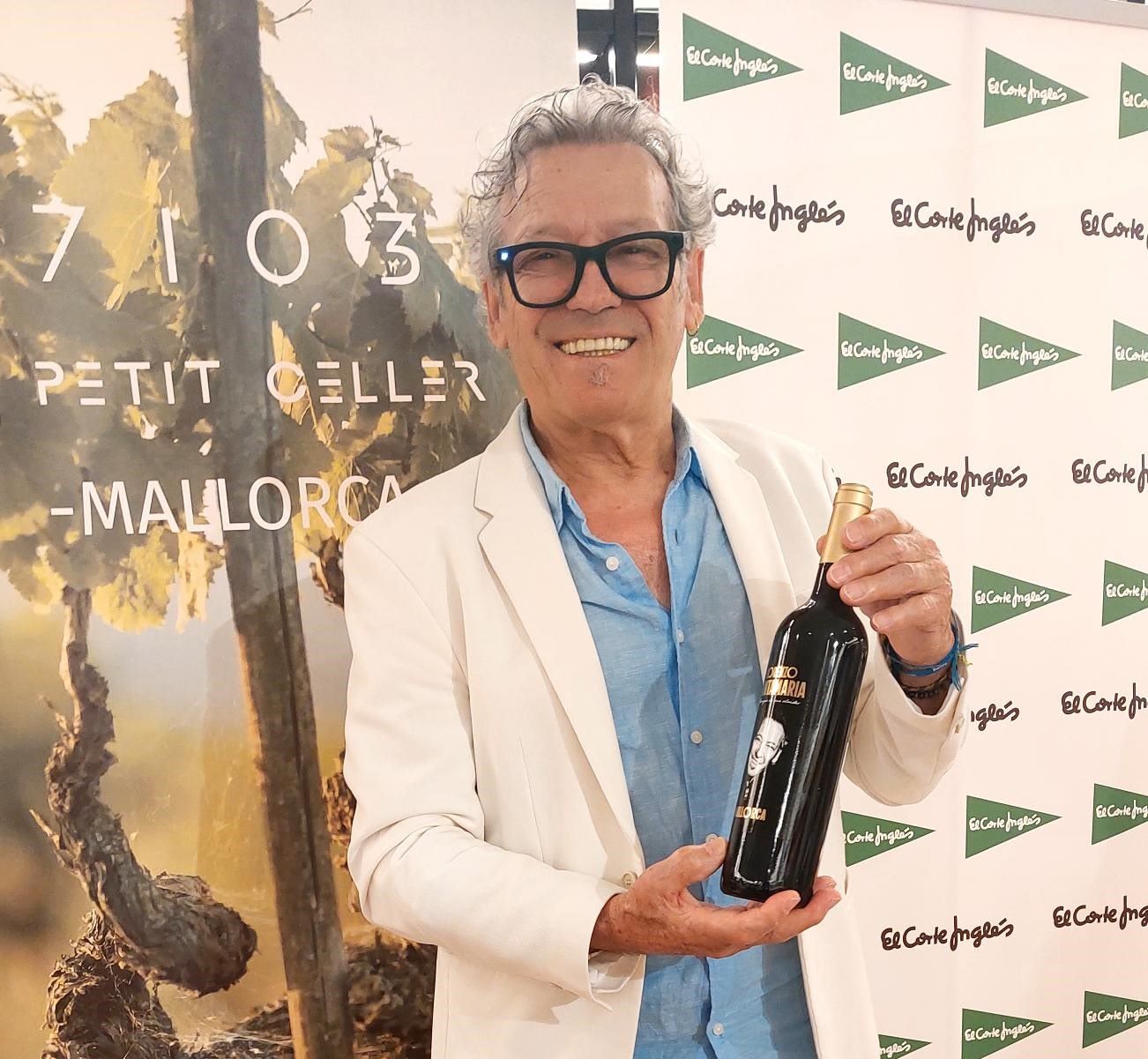 L'artista santamarier mostra orgullós el vi que conmmemora els 50 anys del seu tema més popular/ECI