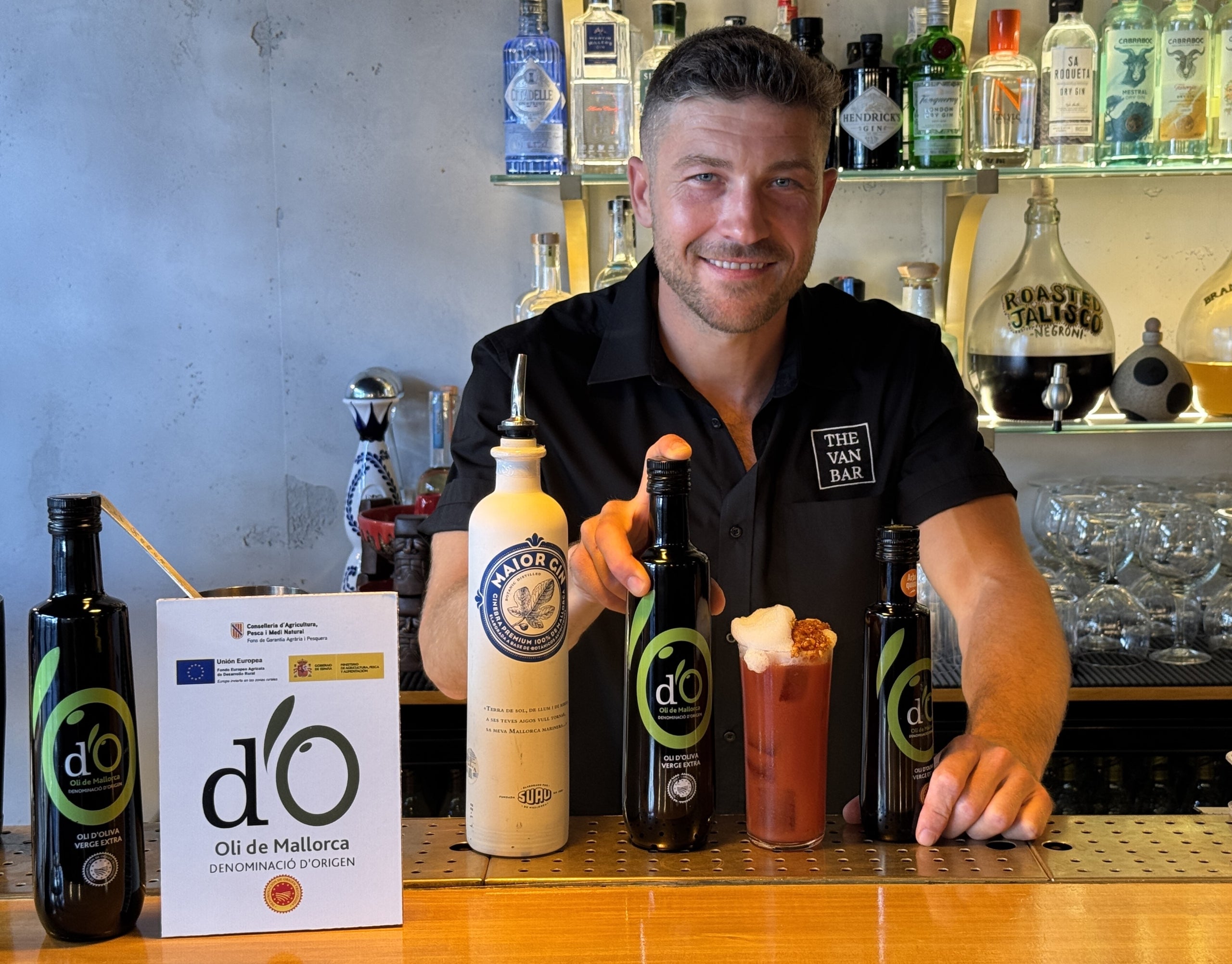 Biel Ramon, un  dels bartender més creatius de Mallorca, ha presentat l'Oli Meri, el còctel de la DO Oli de Mallorca 2025/Lydia Larrey