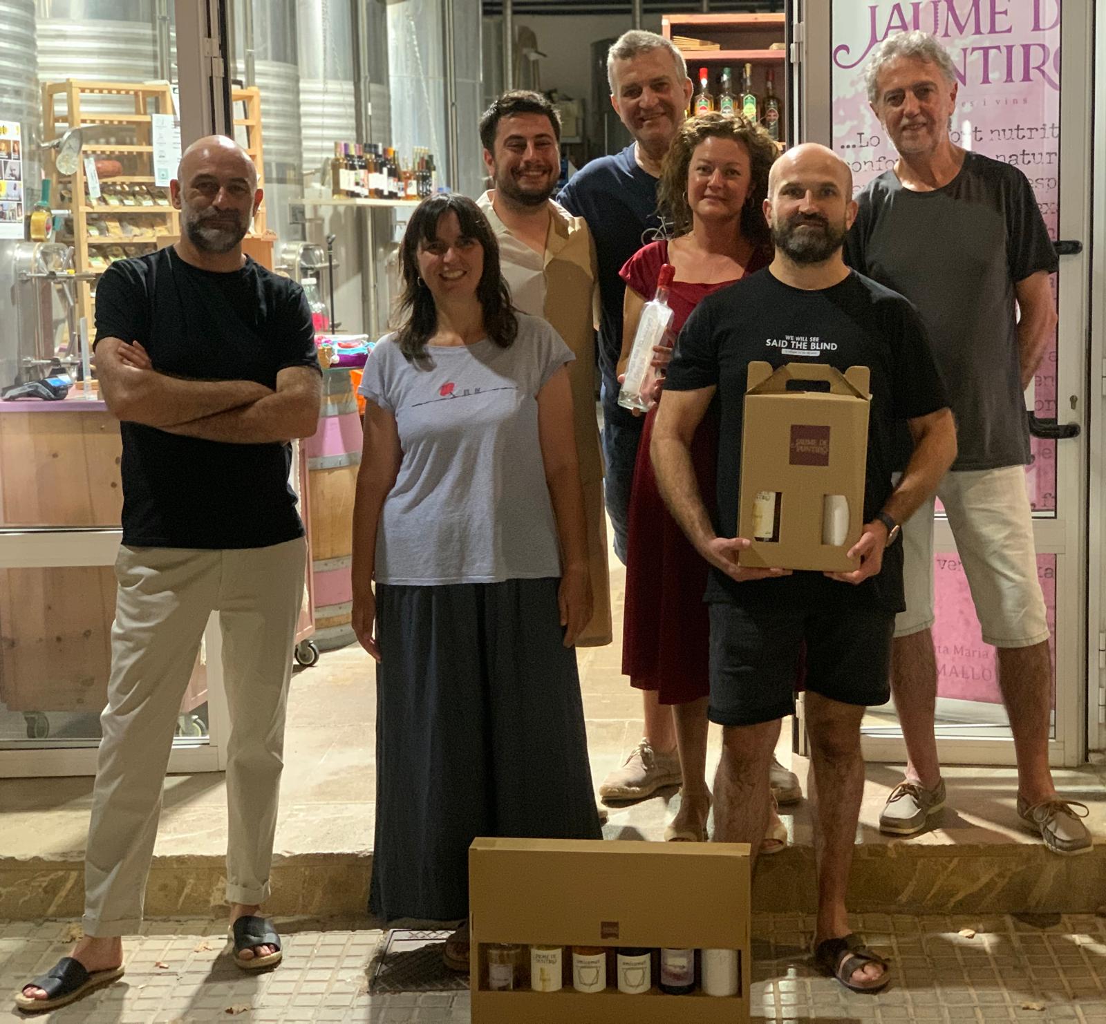 Els premiats en aquesta edició amb una mostra dels guardons i els obsequis/Macià Ferrer i Cathy Sweeney

