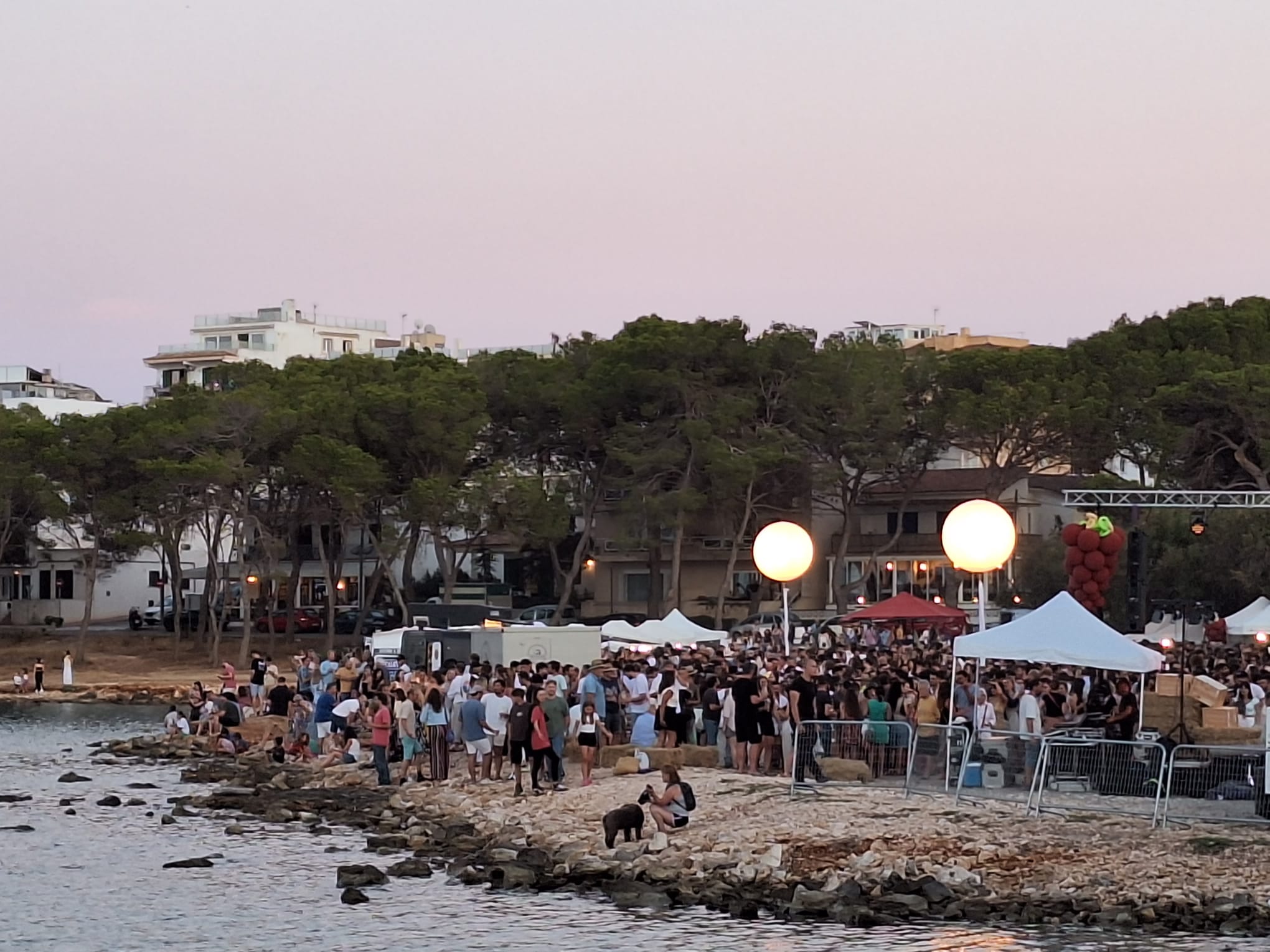 El festival de vi i música de Vi de la Terra Mallorca torna arran de mar, a Portocolom/VTM