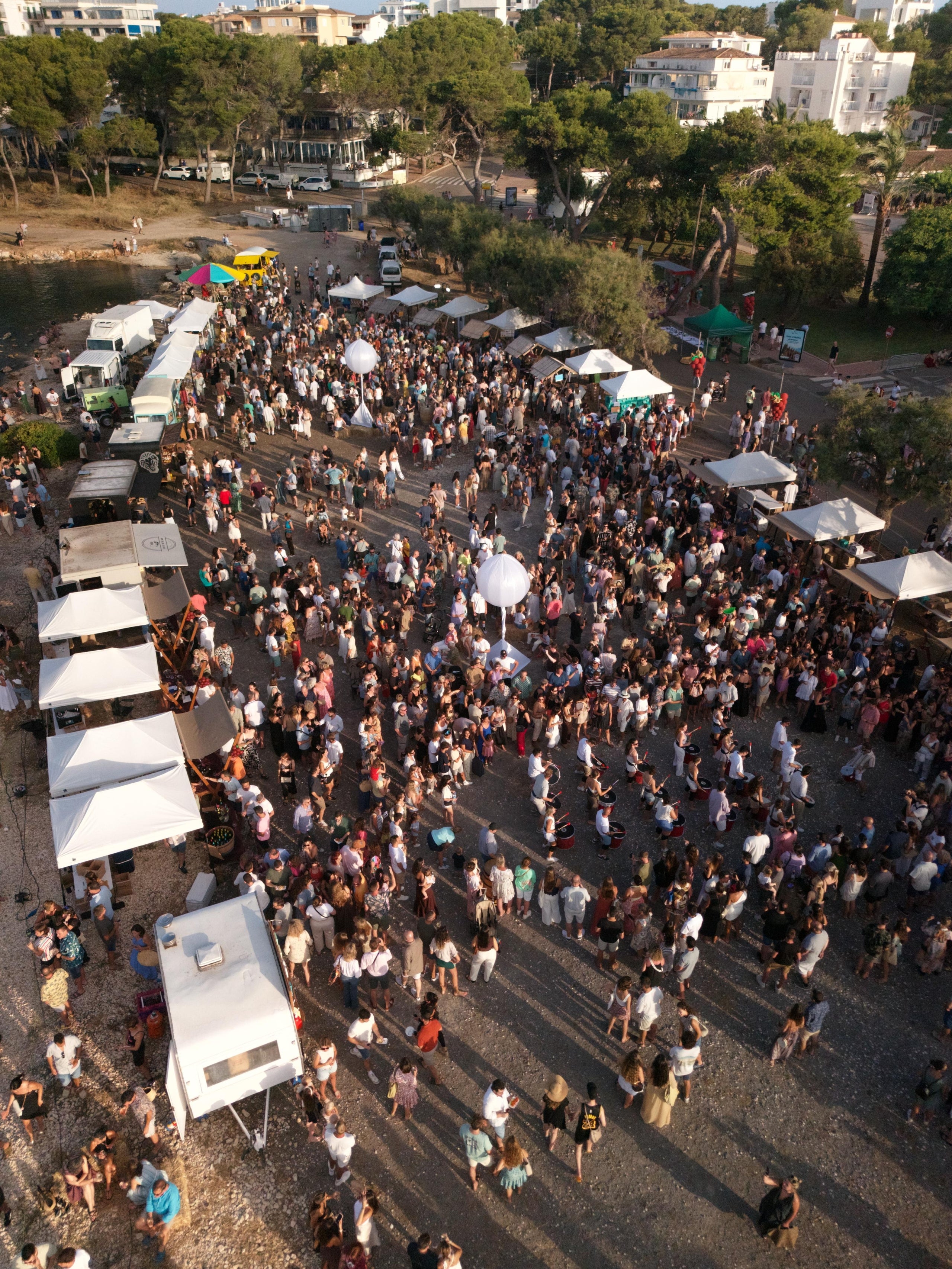 Vista aèria de les casetes dels cellers distribuïdes tot voltant del recinte del festival/VTM