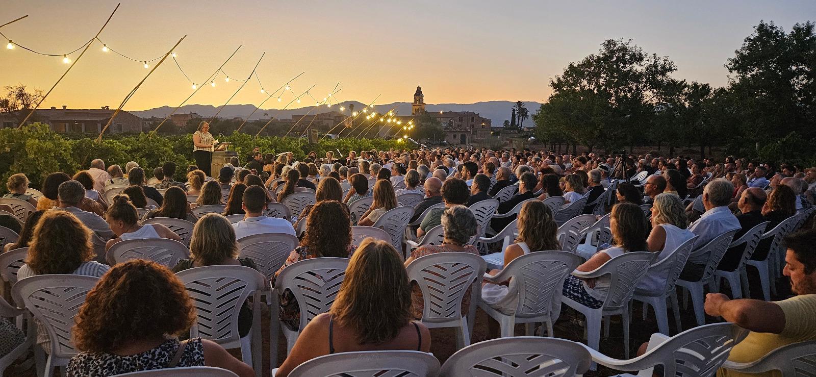 Cinc-centes persones es troben a la vinya de can Pau per una nova edició de 'Poesia al vinyet'/Pepa Núñez