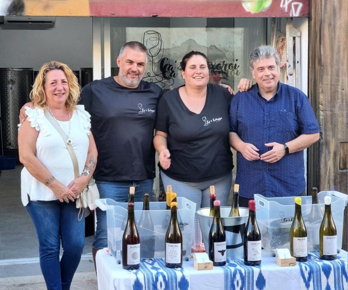 Biel Serra i Raquel Yebes amb el batle de Sa Pobla, Biel Ferragut, el dia de la inauguració del celler /Cedida