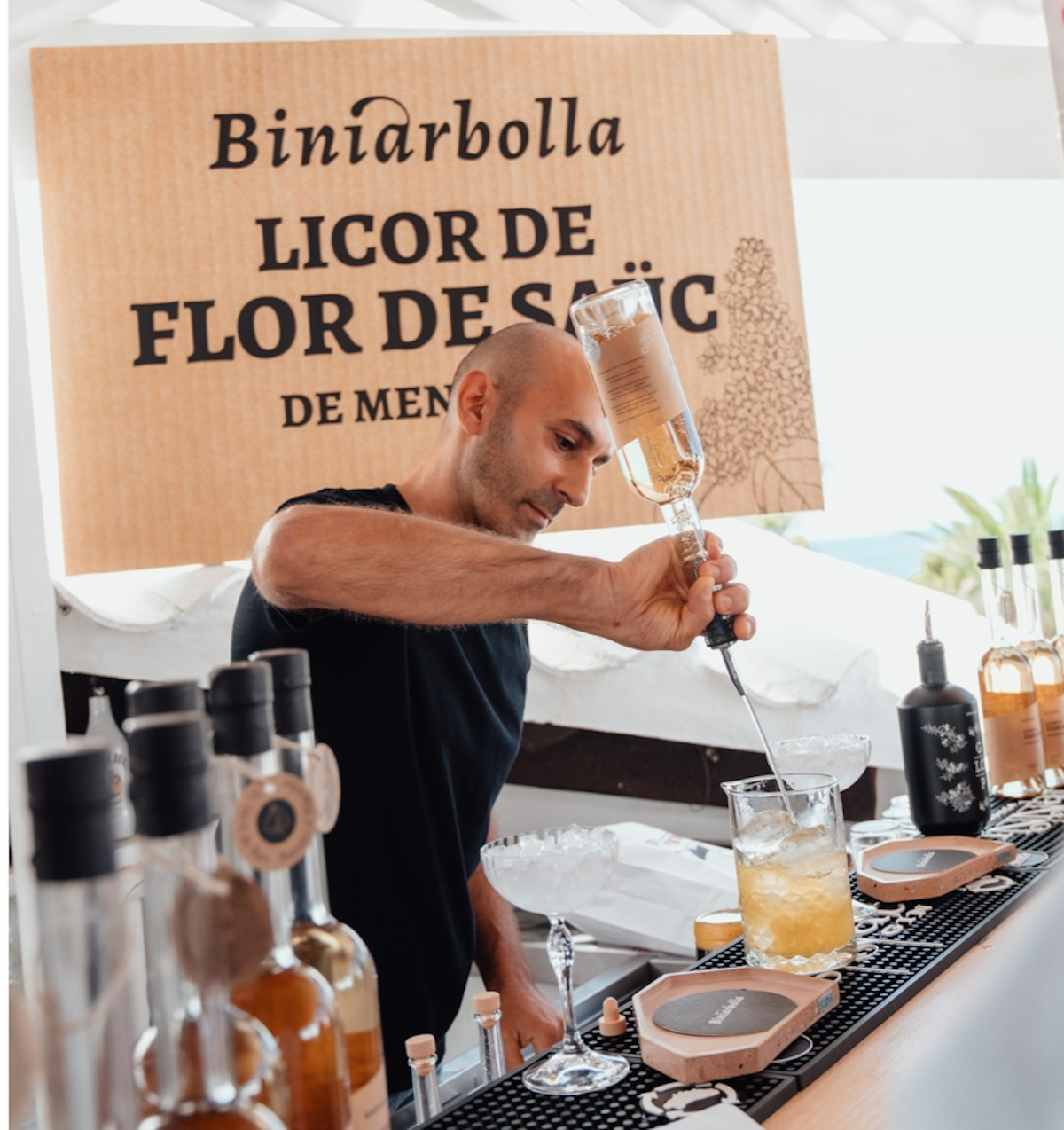 La firma Licors Biniarbolla comercialitza una nova beguda amb sabor de flors de saüc / Cedida